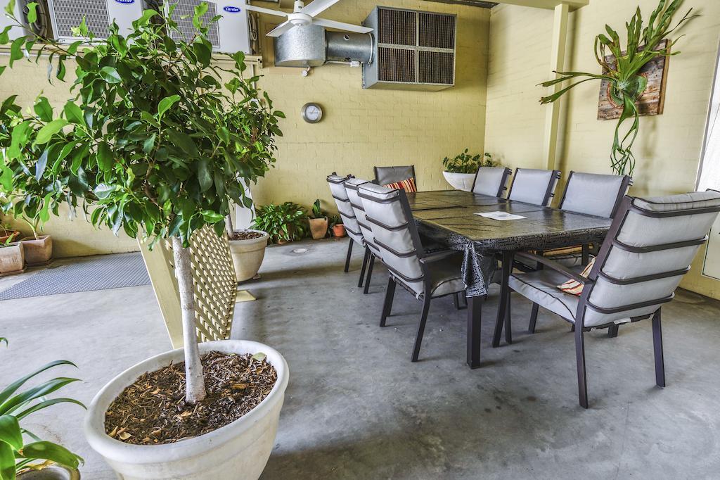 טאמוורת' Golden Guitar Motor Inn מראה חיצוני תמונה